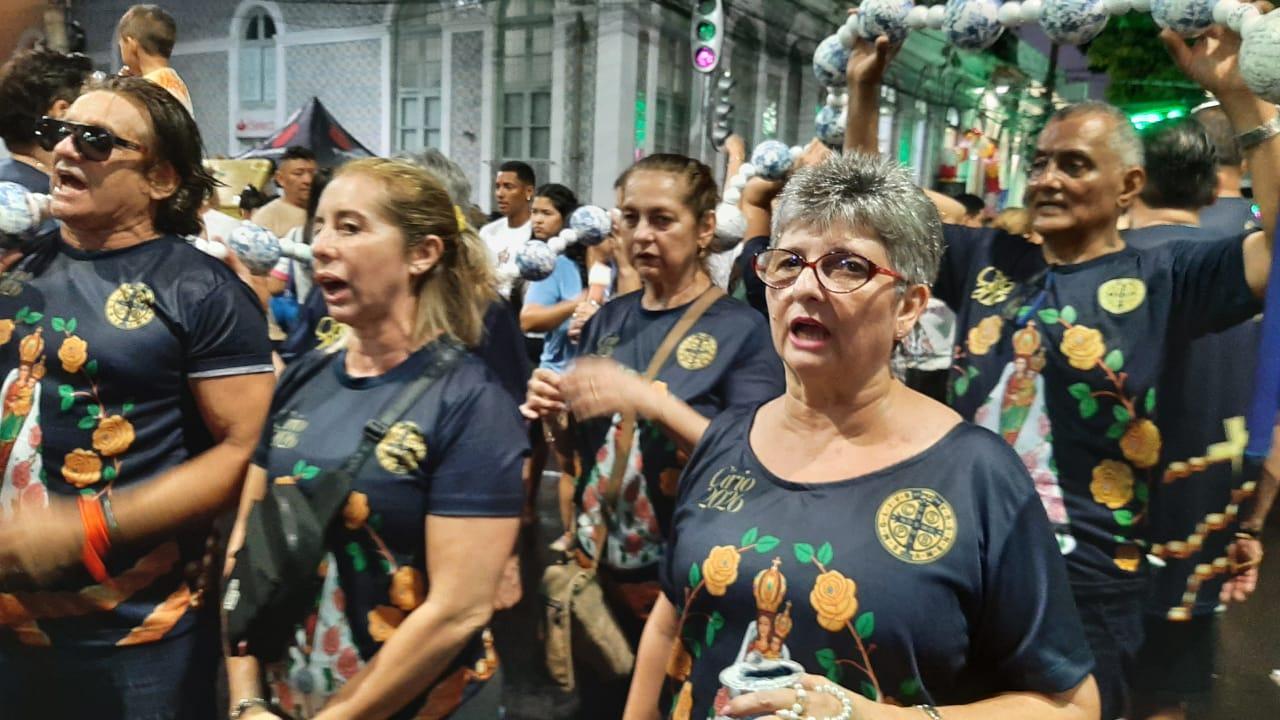 Família de Belém leva 'terço gigante' durante a Trasladação