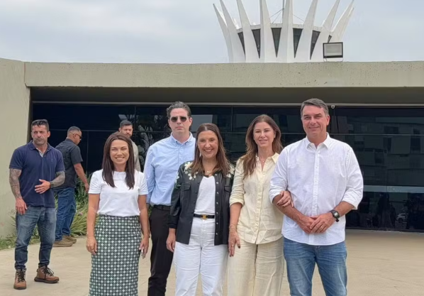 Flávio Bolsonaro participa de missa na Catedral de Brasília no Dia N. S. Aparecida - Foto