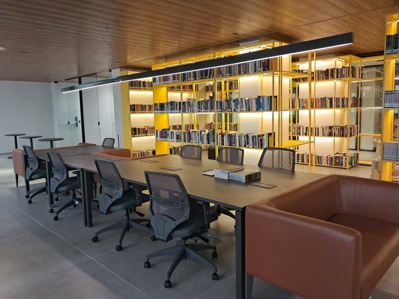 Biblioteca com mais de 12 mil obras é reinaugurada no bairro da Campina