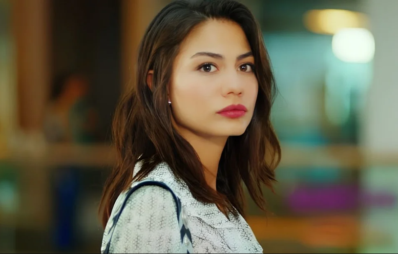 Veja o resgate da atriz de novela turca Demet Özdemir após inundação em estúdio