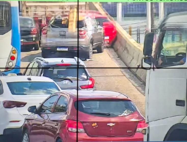 Engavetamento de carros no elevado do Entroncamento para trânsito