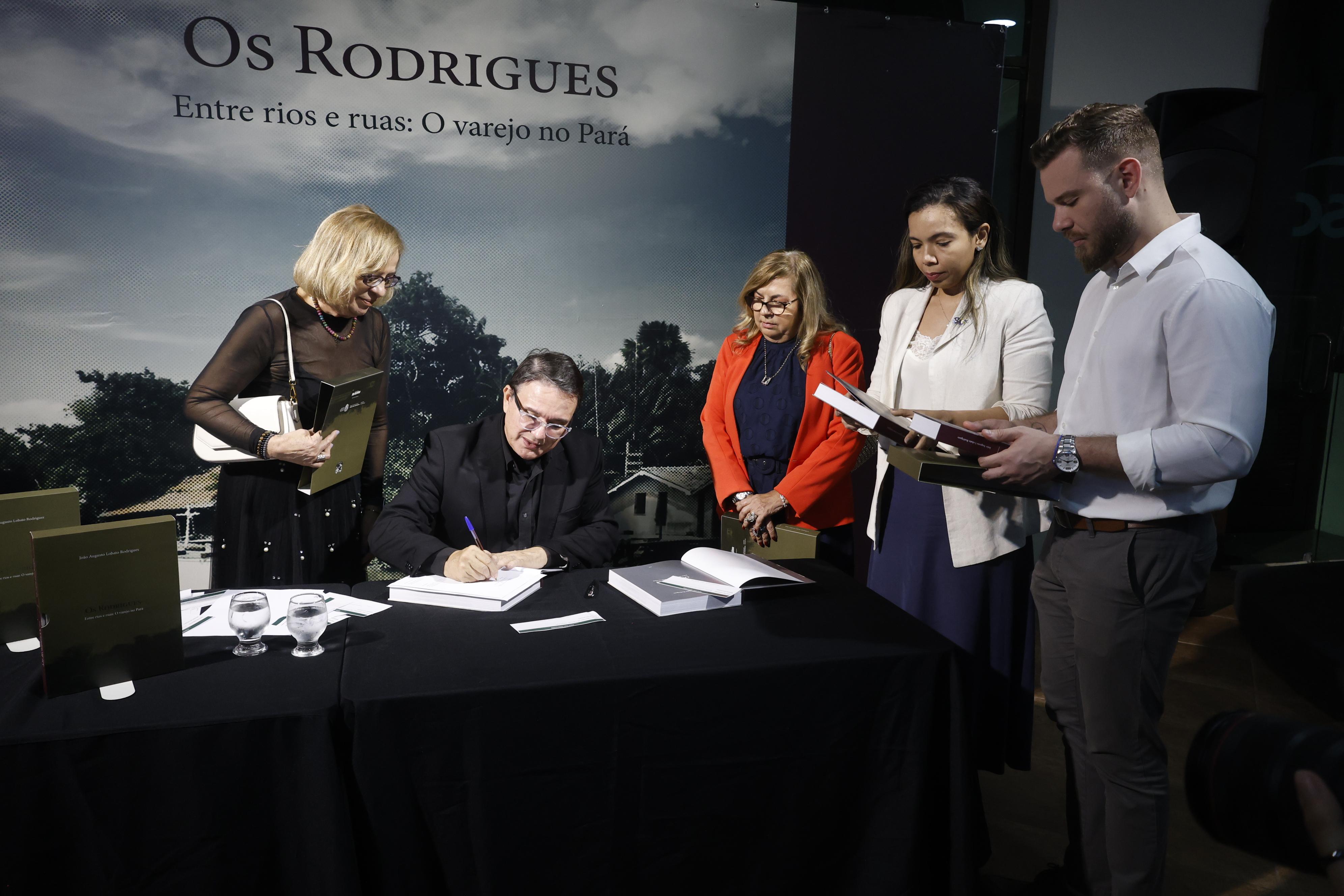 Livro ‘Os Rodrigues' conta a saga amazônica do Grupo Líder