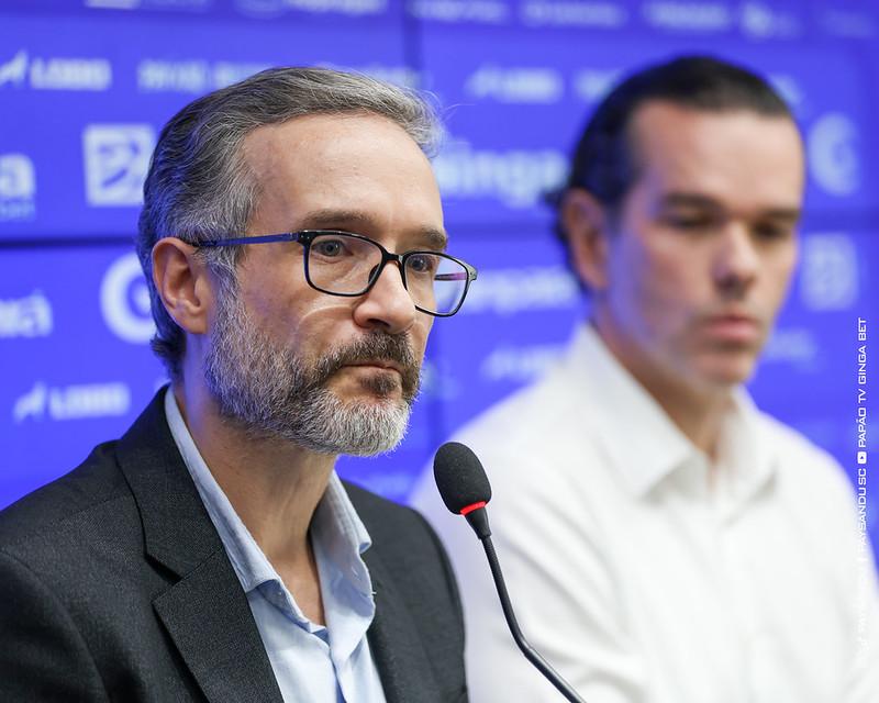 Mais autocelebração do que informação