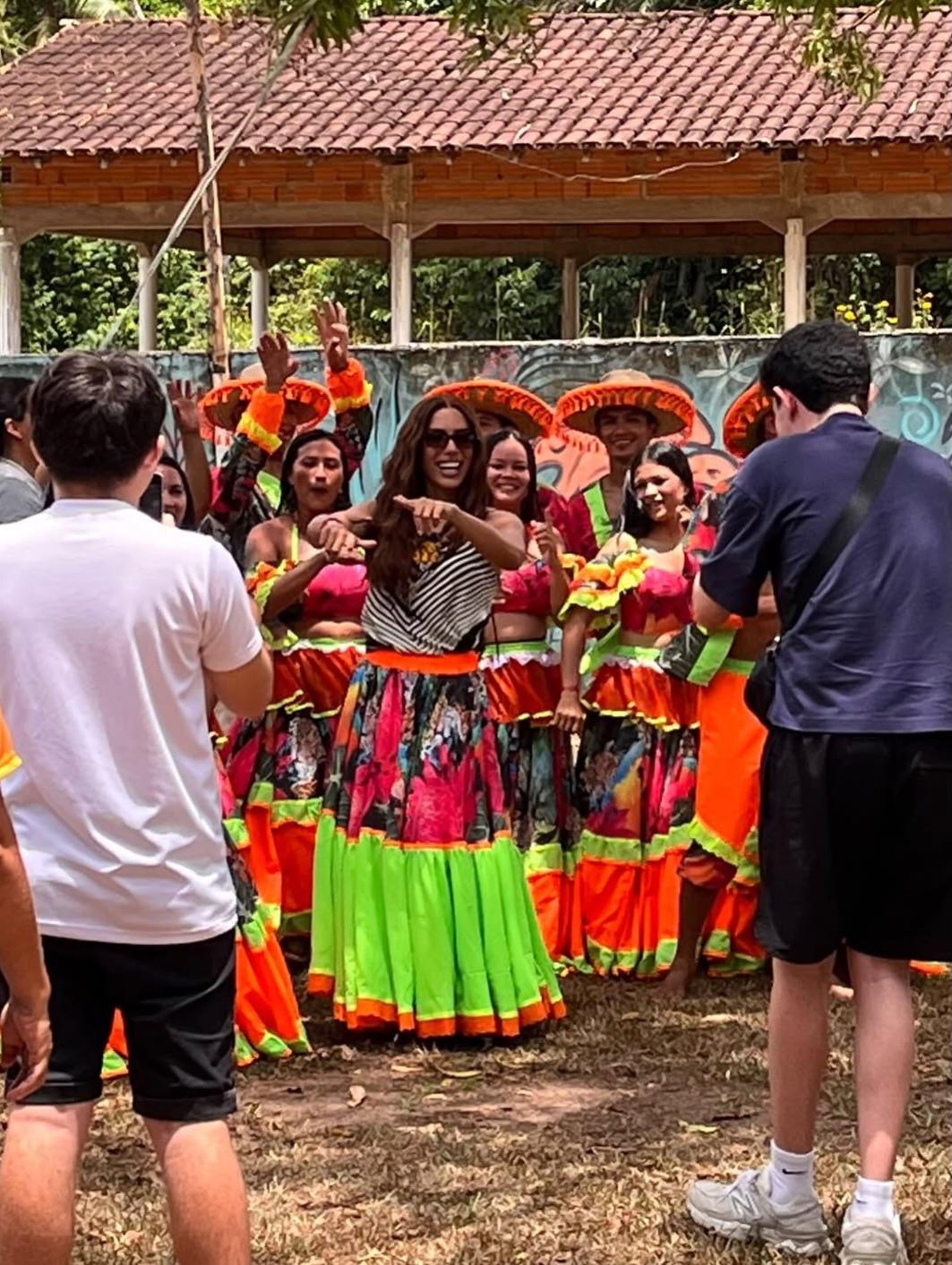 Anitta dança 'rock doido' e conhece trabalho de produtores rurais no Pará