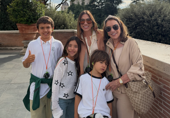 Patrícia Abravanel surge sem aliança em viagem com mãe e filhos