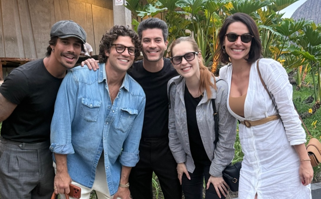 Elenco de Rebelde se reúne em velório de Lua Blanco e emociona fãs