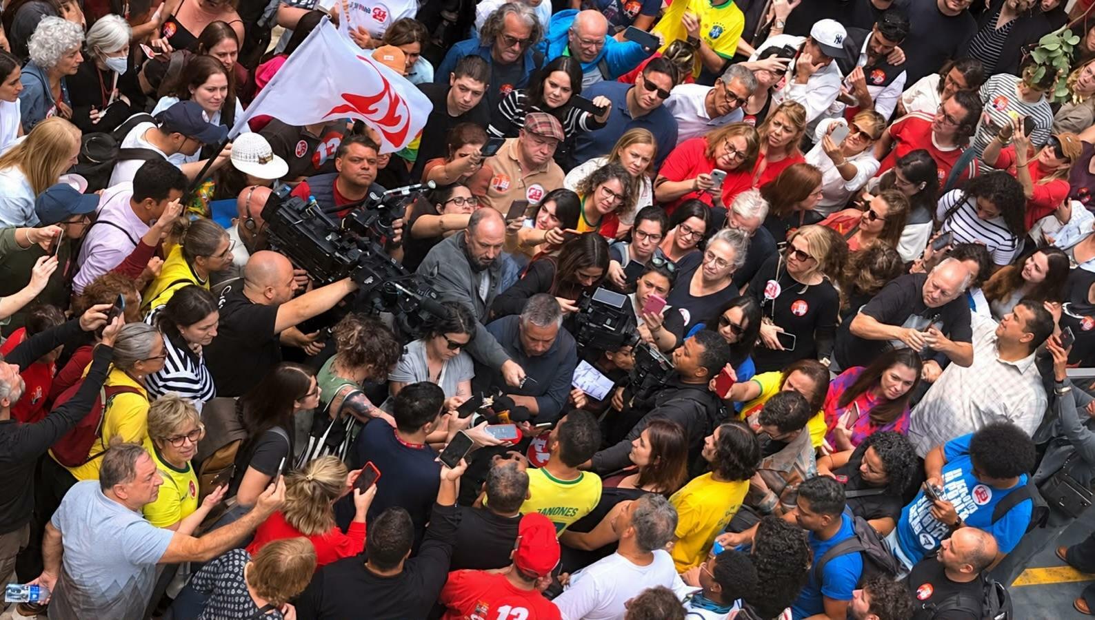 Janones é recebido por apoiadores ao ter alta hospitalar e compara Lula a Messi - Foto
