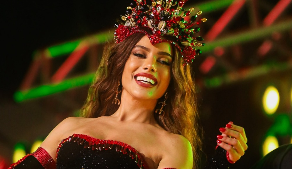 Após visita ao Pará, Anitta participa de ensaio da Grande Rio