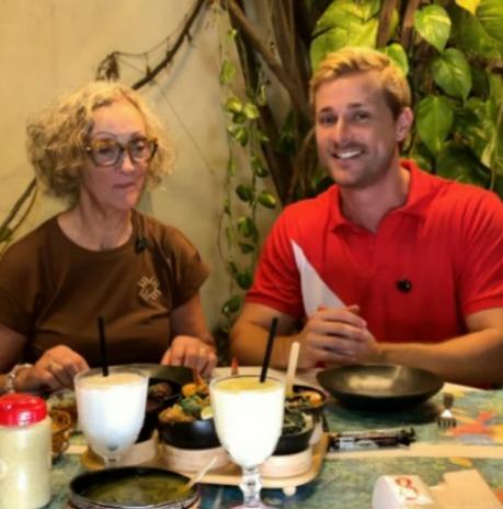 Influenciador holandês prova comidas típicas do Pará ao lado da mãe