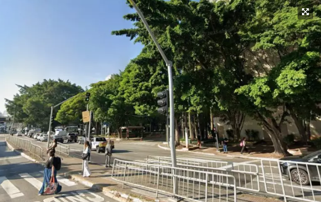 Vítima é baleada na cabeça em frente a shopping de São Paulo