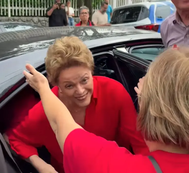 Dilma Rousseff vota em BH e mostra imagem de Nossa Senhora Aparecida - Foto