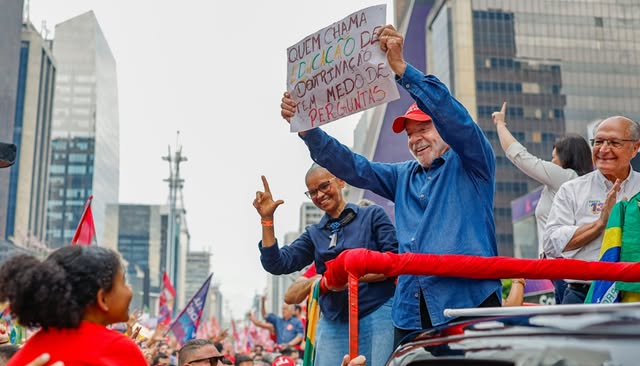 Lula: 'Temos que decidir se a gente quer um Brasil que distribua livros didáticos ou armas'