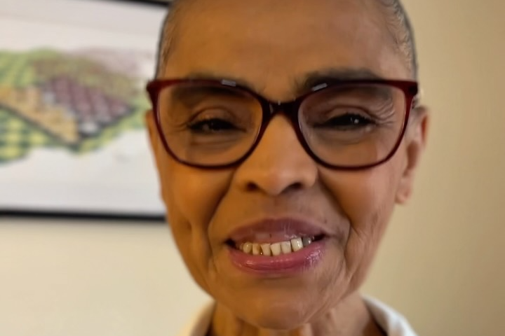 Marina Silva deputada diz que hoje é "Dia de exercer a cidadania e a democracia"