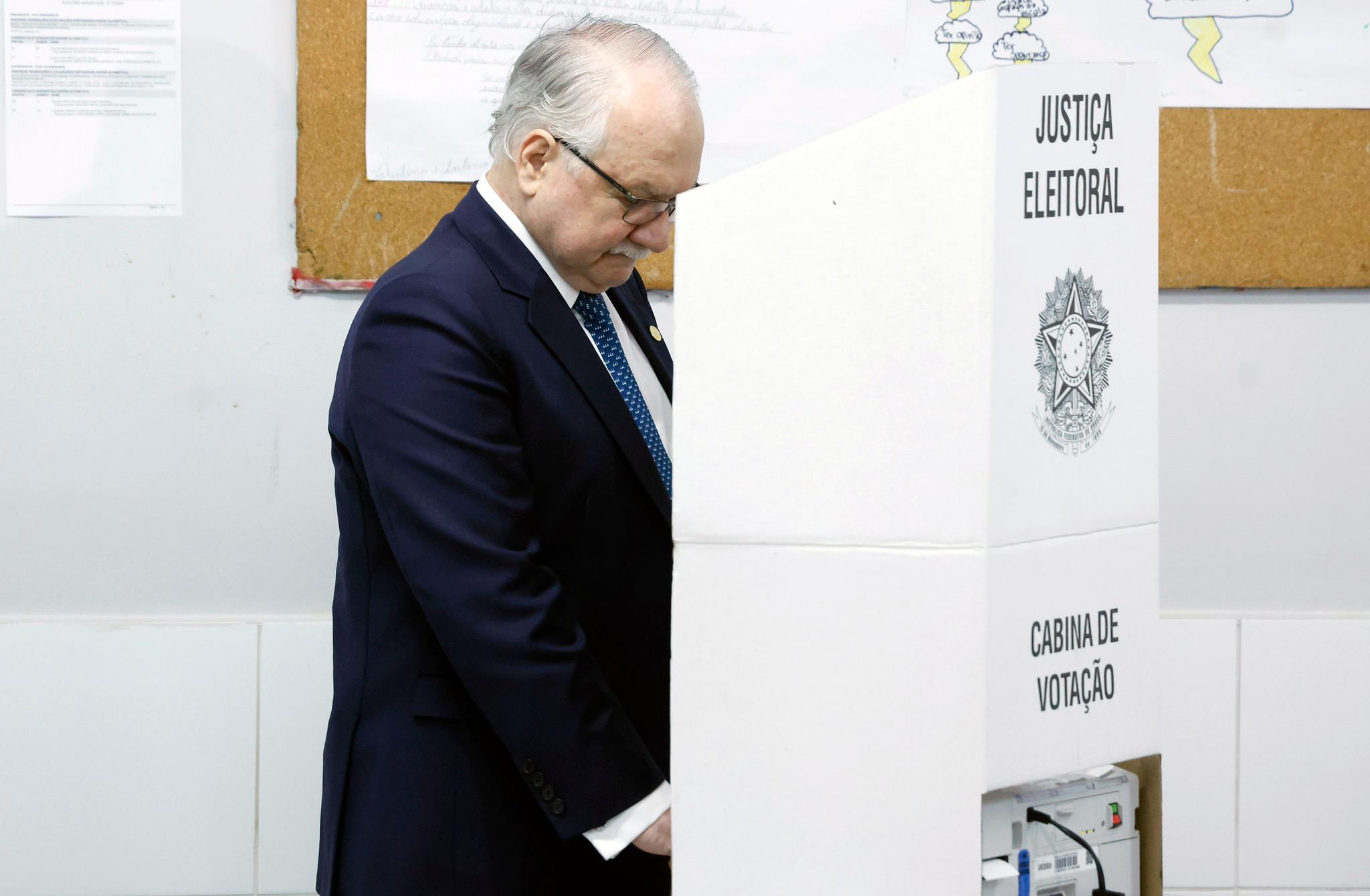 Fachin diz que desafios do Brasil aguardam quem for eleito e fala em 'deveres constitucionais'