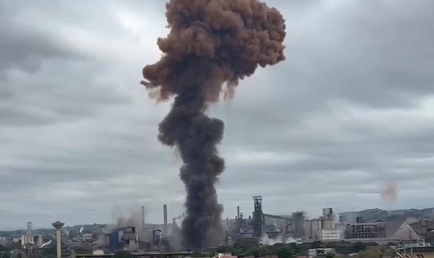 Incêndio atinge complexo da Companhia Siderúrgica Nacional, em Volta Redonda, no Rio