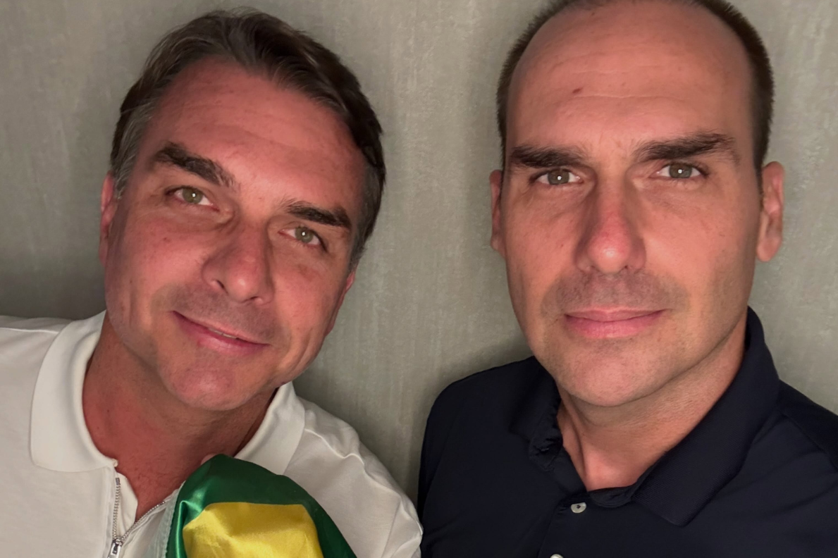 Nos EUA, Eduardo Bolsonaro posa com Flávio e manda recado: 'não desistiremos'