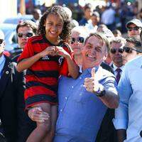 O presidente Jair Bolsonaro visita a casa da família da menina Yasmin Alves Ribeiro, na Estrutural, em Brasília.
