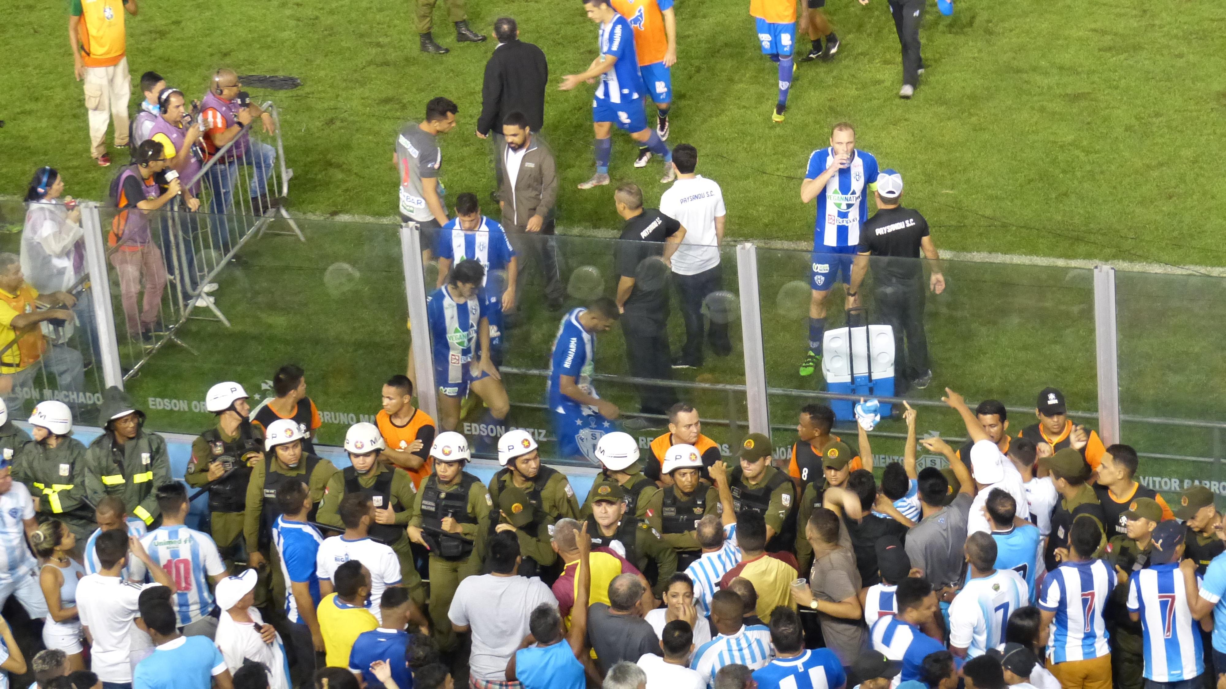 Torcida se revolta na saÃ­da da equipe do gramado