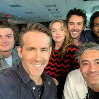 Ryan Reynolds fez uma selfie nos bastidores com os colegas entre eles o diretor de "Thor Ragnarok" Taika Waititi (esquerda inferior).