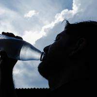Beber pelo menos oito copos de água por dia é uma dica que ajuda a evitar problemas no verão