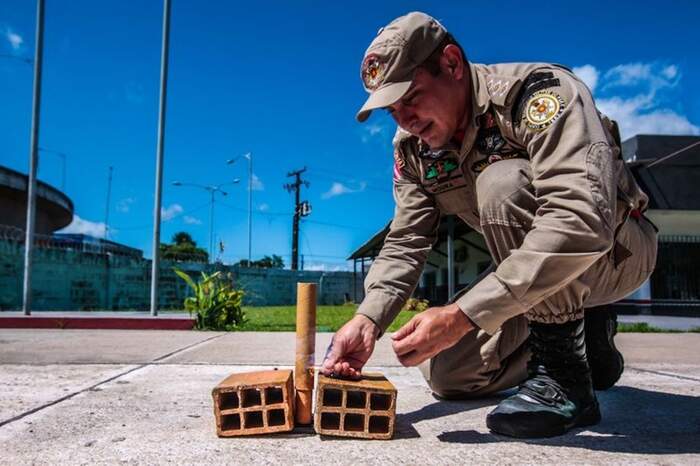 CapitÃ£o Raimundo Moura explica que fogos nÃ£o devem ser soltos com as mÃ£os. Suportes de apoio devem ser sempre utilizados