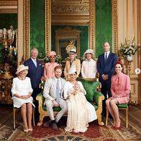 Família real com o pequeno Archie divulgou foto oficial da celebração.
