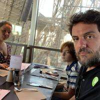 Rodrigo Lombardi em férias com a família na França ficou frustrado com a vista do restaurante.