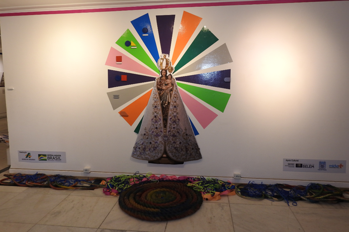 A mostra 'As Cores da Fé' reproduz os ícones da festa religiosa através da palheta de cores e mantos sensoriais
