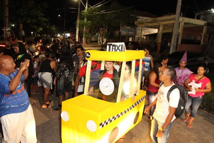 Vinícius Xerfan e Brena Oliveira, ambos de 18 anos, desfilaram pelo cortejo fantasiados da lenda da "Mulher do Táxi"