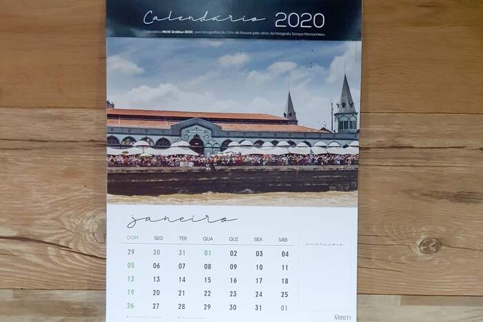 O calendário de parede vem com fitas do Círio com mensagens positivas para separar os meses do ano