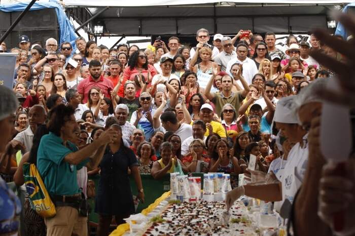 População lotou a feira e cantou os parabéns