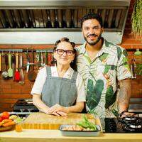 O chef Thiago Castanho com a chef Mara Salles, que estará no episódio de estreia falando sobre farinha