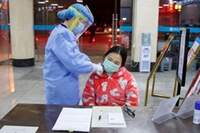 Enfermeira mede temperatura em hospital em Yueyang, Província de Hunan, por causa do coronavírus.