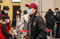 Passageiros usam máscara em aeroporto de Hong Kong.