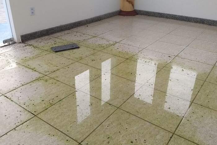 Piso da capela está inundado
