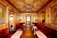 Um dos belos salões do Caffè Florian, fundado em 1720 em Veneza.