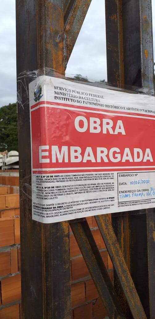 Iphan fixou um cartaz comunicando o embargo da obra
