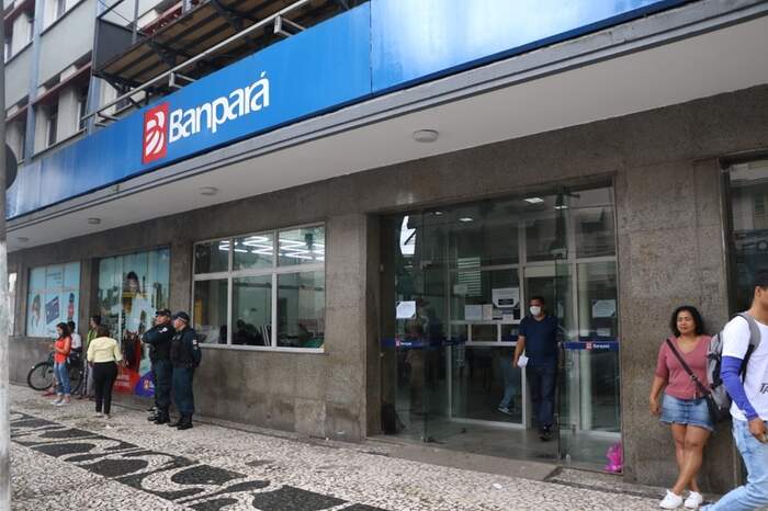 Bancários foram à agência na Presidente Vargas pedir que população evite aglomeração nas agências Bancários foram à agência na Presidente Vargas pedir que população evite aglomeração nas agências