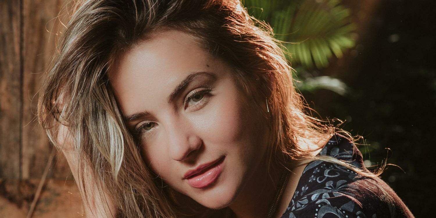 Bbb20 Gabi Chora Ao Observar Guilherme Dormir E Coloca Uma Flor