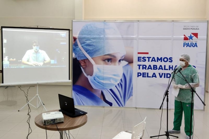 O governador Helder Barbalho, no telão, participou da entrega do Hospital de Campanha, na presença do secretário regional João Chamon