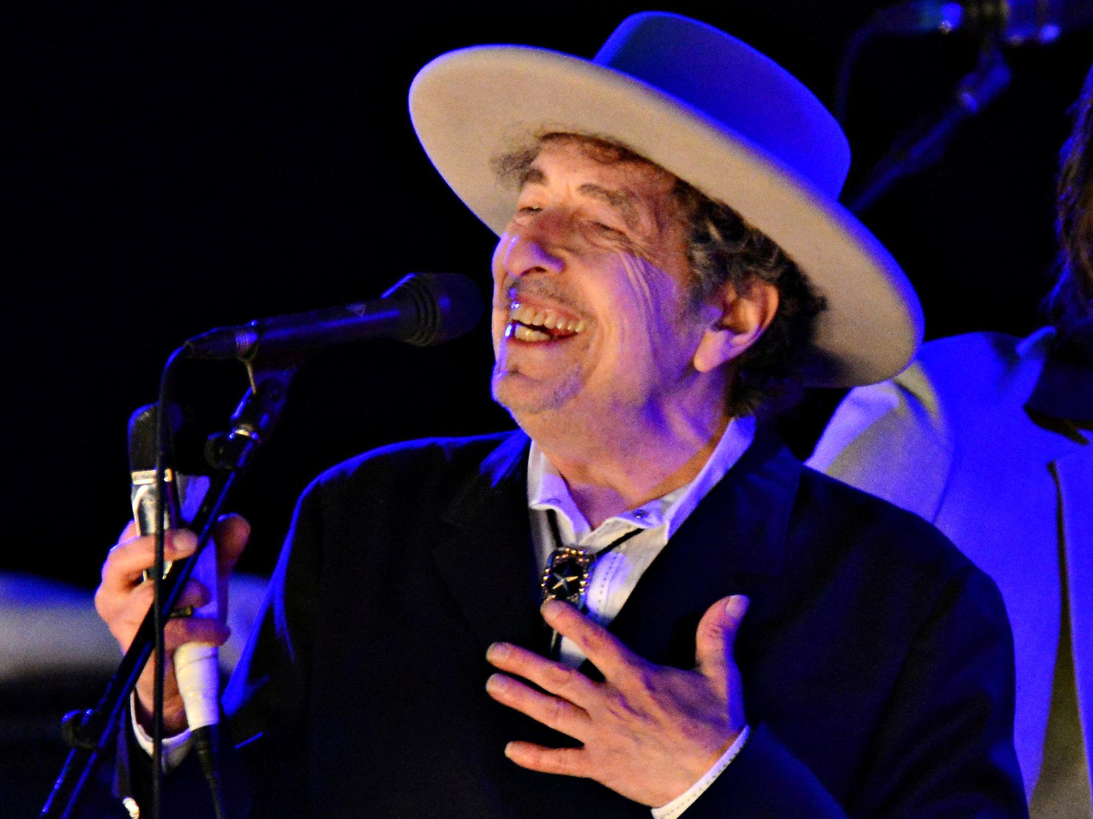 Bob Dylan chega aos 85 anos com legado vivo nas rádios, palcos e na música brasileira