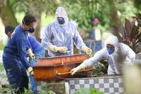 Ao passo que o número de mortes escala no Estado, sepultamentos exigem cada vez mais segurança e estão mais esvaziados em Belém.
