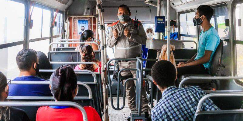 Em Santarém, agentes param ônibus para cobrar uso de máscaras