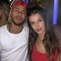 A amiga DJ Bárbara Labres passou na casa de Neymar, mas segundo a assessoria ela não encontrou com o craque.