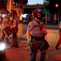 Policiais entram em confronto com manifestantes após morte de Floyd em Mineápolis