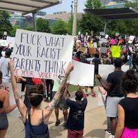 Protesto em Atlanta por morte de homem negro sob custódia da polícia em Mineápolis