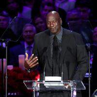 Na foto, Michael Jordan discursa no funeral de Kpobe Bryant, em Los Angeles, em fevereiro