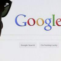 Usuário de internet em frente a págiina de buscas do Google