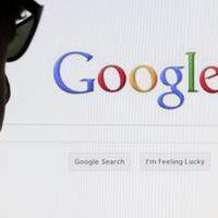 Usuário de internet em frente a página de buscas do Google