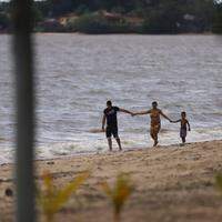 Apesar da fiscalização, algumas poucas famílias arriscaram um passeio na praia
